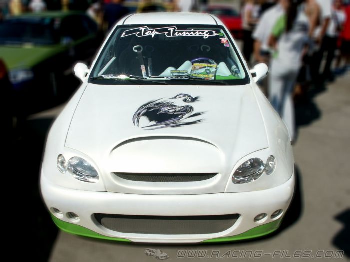 Citroen Saxo White Mega Tuned 01 - 4th Maxi Tuning Show 2002.jpg